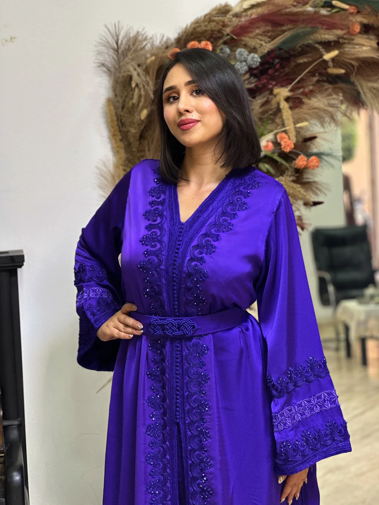 Caftan violet impérial, détail du buste et de la ceinture nouée